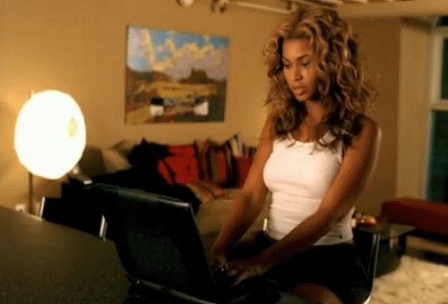 Image animée de Beyoncé souriant devant un ordinateur portable