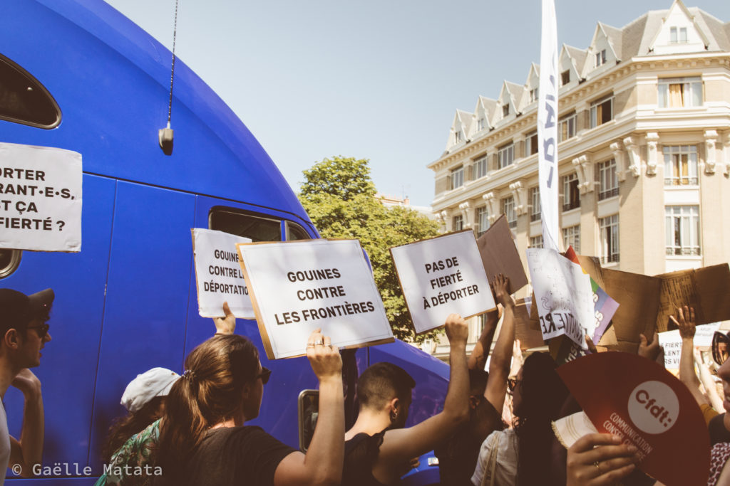 culture lesbienne et solidarité avec les migrants - manifestation contre air france pride 2019 - Gaelle Matata
