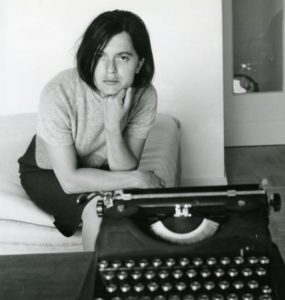 Monique-Wittig et sa machine à écrire