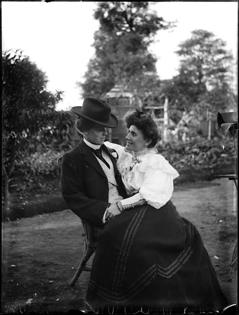 Jeune couple lesiben assis dans un jardin, vers 1900.