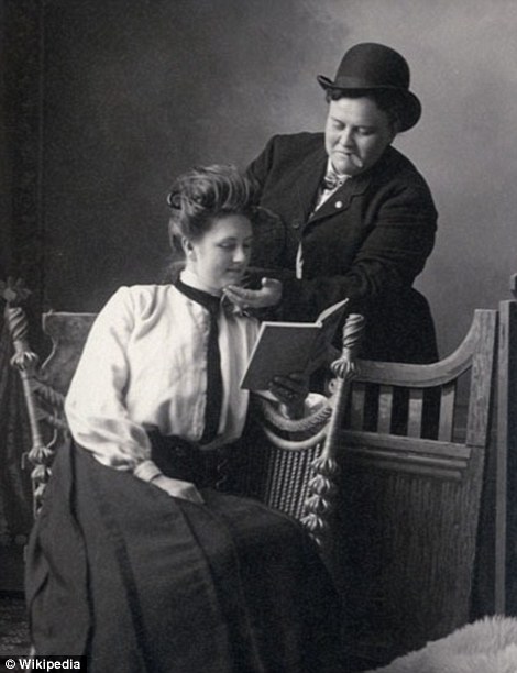 Anna Moor et Elsie Dale posent pour une photo en 1900. : butch fem